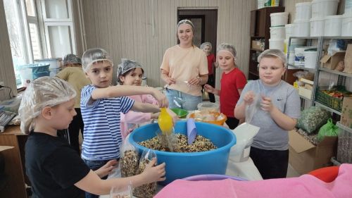 Учащиеся СОШ № 2 г.Мензелинска помогли волонтерам фасовать сухие супы